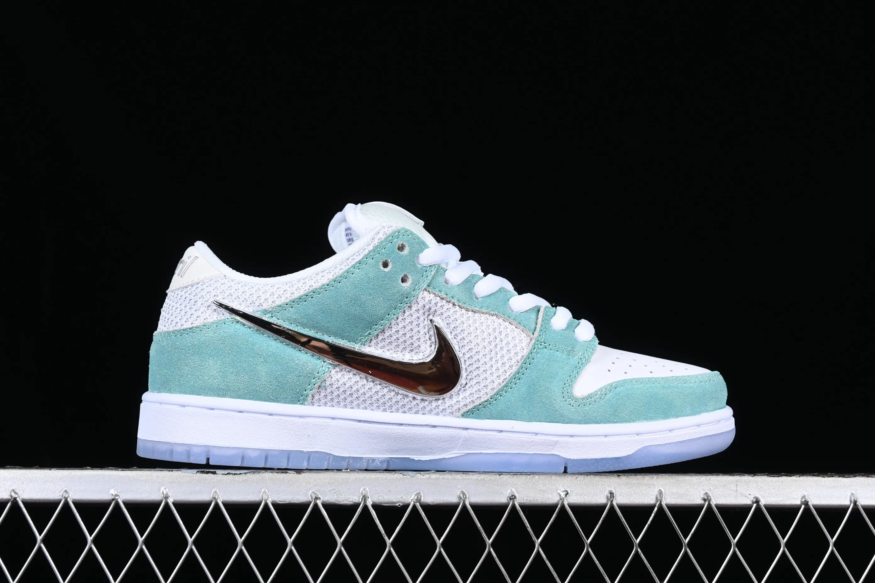 All categories Nk SB Dunk Series Nk SB Dunk Low low-top sneakers F version April Skateboards x Nk SB Dunk Low joint model Frozen Rose SB smashed backboard fashion casual sneakers FD2562-400